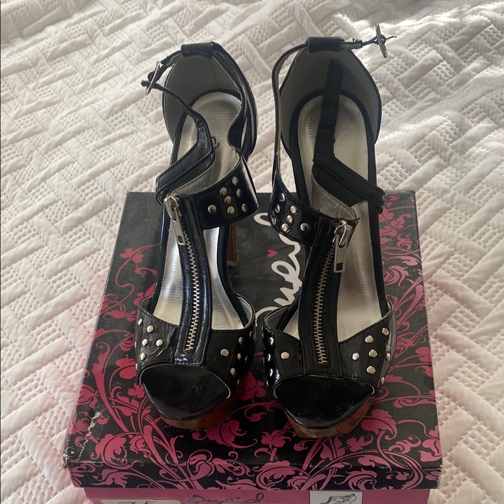 Qupid Black Heels T-Strap Patent Leather